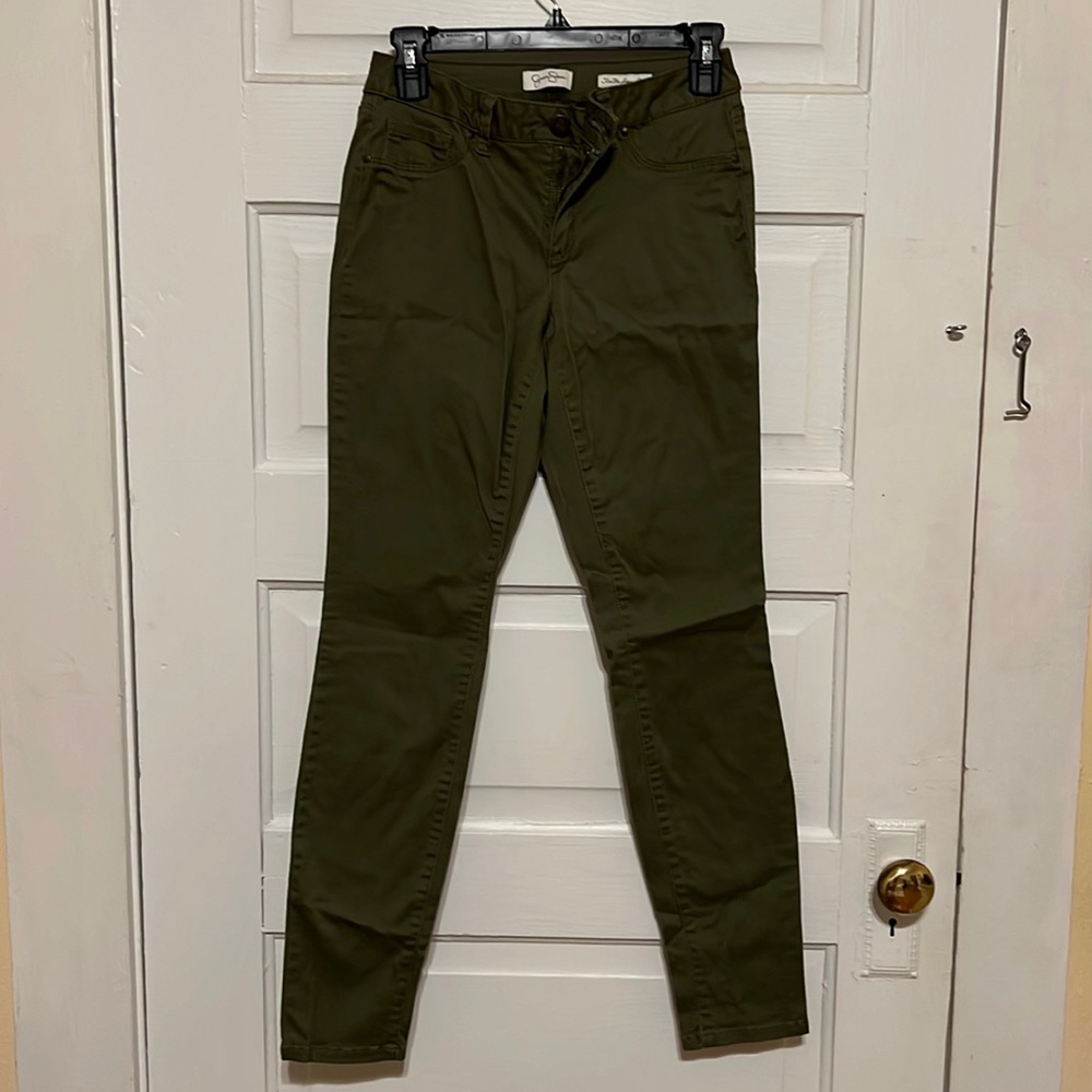 Women’s Jessica Simpson size 28 Kiss Me Super Skinny olive green pants.